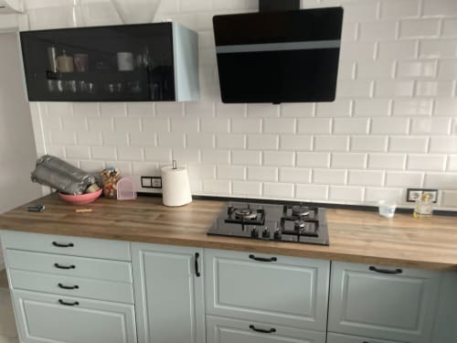 Cocina moderna del apartamento Algemesi Home Valencia con salpicadero de ladrillo blanco, encimera de madera y estufa de gas