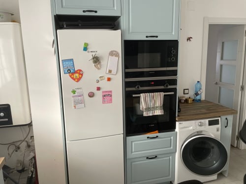 Cocina moderna con refrigerador, horno integrado y lavadora en el apartamento Algemesi Home