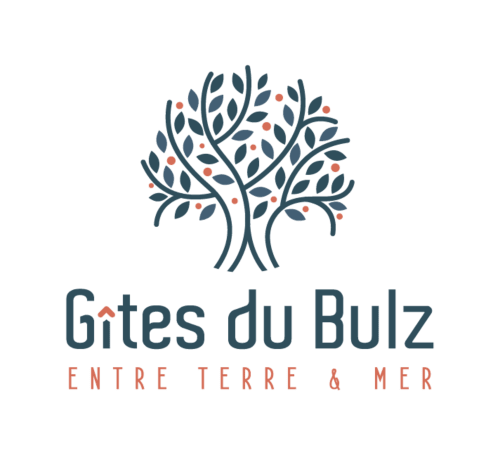 Logo Gîtes du Bulz avec un arbre stylisé aux feuilles bleu foncé et baies couleur corail, Pleyber-Christ, France