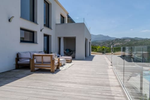 Terrasse de la Villa Roya avec terrasse en bois, salon de détente et vue sur les montagnes à Saint-Florent