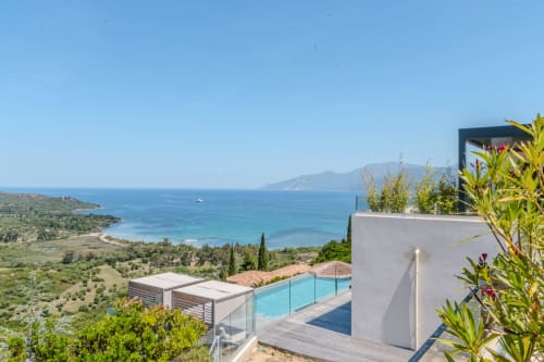 Piscine sur le toit de la Villa Roya surplombant la baie de Saint-Florent et la mer Méditerranée, Corse
