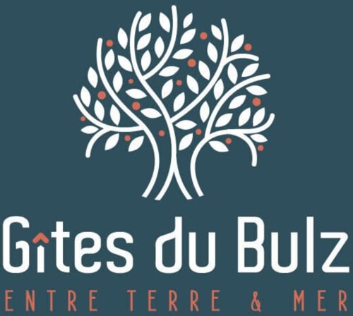 Logo Gîtes du Bulz : arbre stylisé aux feuilles blanches et baies rouges sur fond bleu-vert, Pleyber-Christ