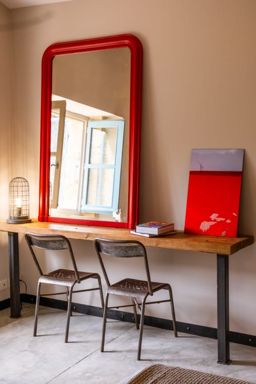 Espace de travail moderne à la Suite l'Olivier du Jardin Secret à Grignan avec miroir à cadre rouge et bureau en bois