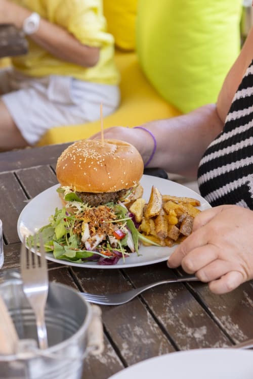 Burger gastronomique avec salade fraîche et frites croustillantes à l'hôtel BDM, Montastruc-la-Conseillère