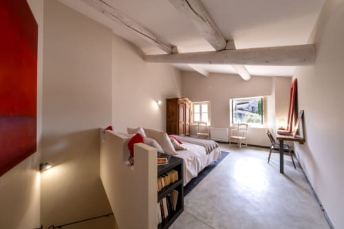 Chambre Suite l'Olivier au Jardin Secret à Grignan - spacieuse, poutres apparentes, climatisation et équipements modernes