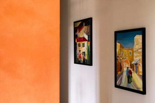 Deux tableaux encadrés représentant des scènes de villages méditerranéens accrochés dans l'appartement du Jardin Secret, Grignan