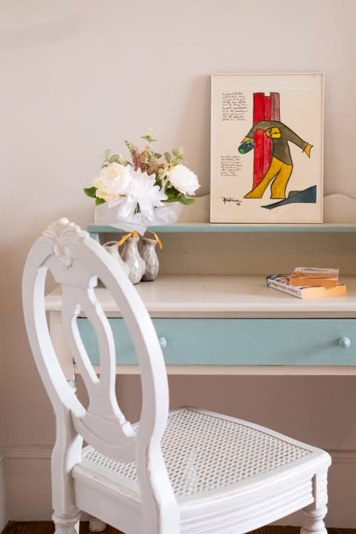 Bureau élégant au Jardin Secret à Grignan avec chaise blanche, fleurs fraîches et œuvres d'art colorées