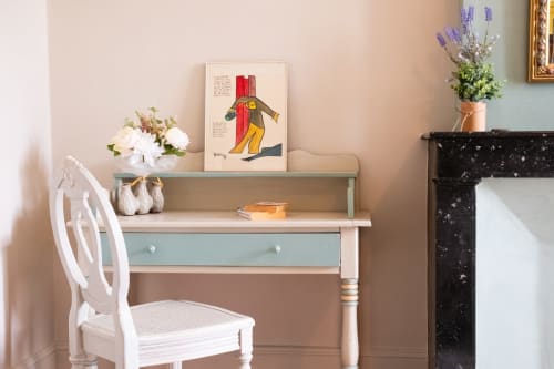 Élégant bureau de chambre au Jardin Secret avec chaise blanche, fleurs et tableaux dans l'Appartement la Glycine à Grignan