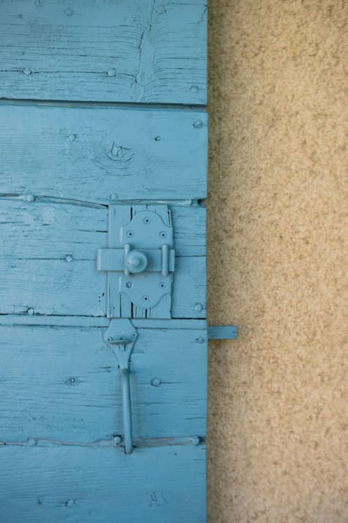 Porte en bois bleu avec loquet métallique au Jardin Secret BnB à Grignan, France