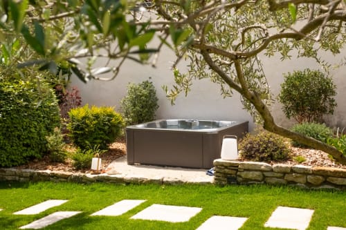 Jacuzzi extérieur entouré de jardins méditerranéens au Jardin Secret, Grignan