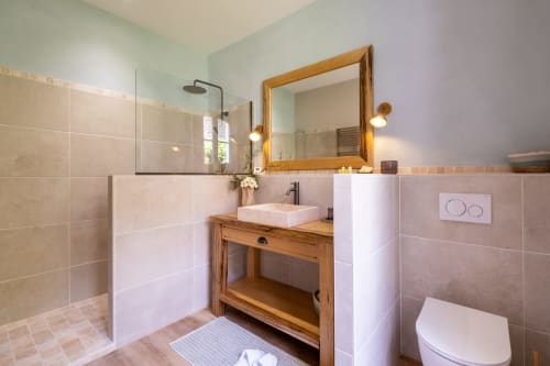 Salle de bains moderne à Le Jardin Secret à Grignan avec meuble-lavabo en bois, vasque blanche et douche à effet pluie
