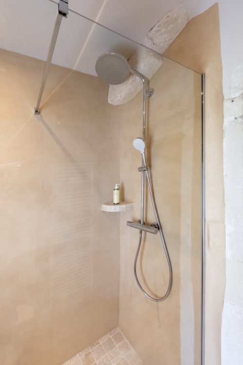 Salle de douche moderne avec pommeau de douche cascade et douchette manuelle à l'appartement Le Jardin Secret à Grignan