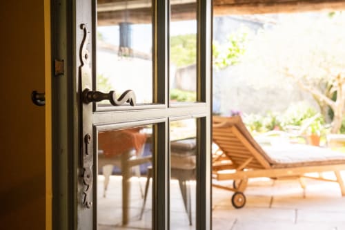 Poignée de porte ornementale ouvrant sur la terrasse avec transat au Jardin Secret, Grignan
