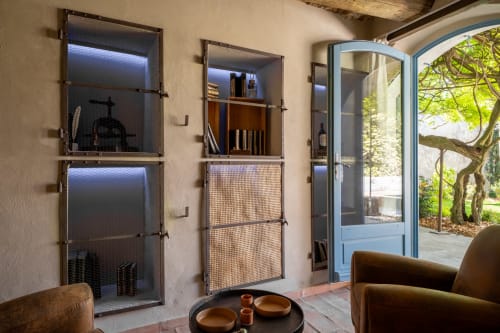 Suite moderne au Jardin Secret B&B à Grignan : mobilier design, touches de terre cuite et vue sur le jardin