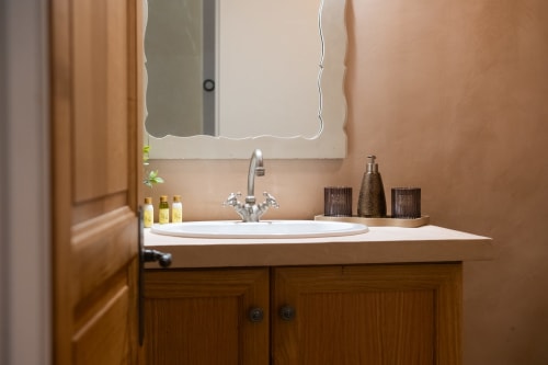 Élégant lavabo blanc avec robinetterie chromée dans la Suite l'Olivier au Jardin Secret, Grignan