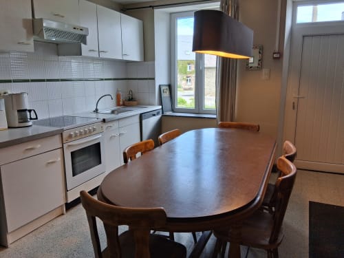 Cuisine et salle à manger modernes aux Trois Voisins B&B à Bourseigne-Vieille avec table et chaises en bois