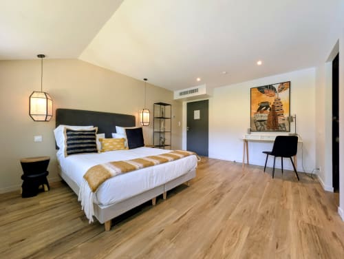 Chambre moderne à La Clairière aux Chênes à Treillieres avec lit queen-size, luminaires suspendus et vue sur le jardin