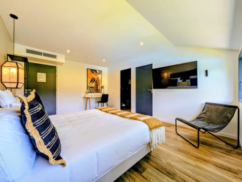 Chambre moderne à La Clairière aux Chênes, Treillières : lit blanc, bureau, TV écran plat, vue sur le jardin