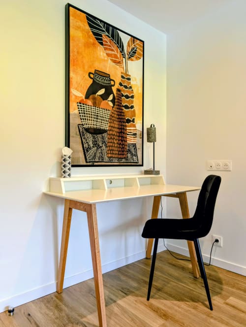 Espace de travail moderne avec chaise noire et décoration inspirée de l'Afrique à La Clairière aux Chênes, Treillières