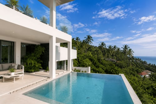 Villa de luxe moderne avec piscine à débordement dominant un paysage tropical et vue sur la mer à Ko Samui, Thaïlande