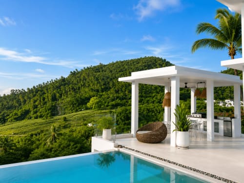 Villa blanche contemporaine avec piscine à débordement surplombant les collines de jungle luxuriante, Indigo Villa Samui, Ko Samui Thaïlande