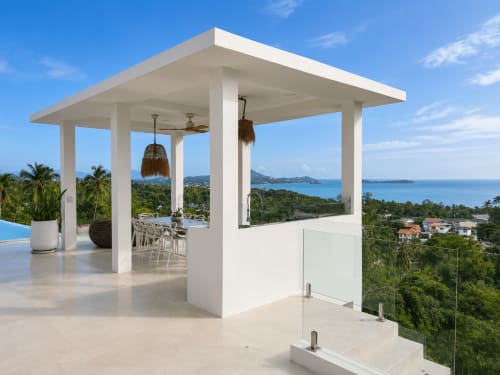 Villa blanche moderne avec terrasse vue mer à l'Indigo Villa Samui, Ko Samui, luminaires suspendus et garde-corps en verre