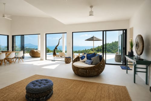 Villa de luxe à Ko Samui : salon décloisonné avec vue mer, mobilier en tressage et accès à la terrasse