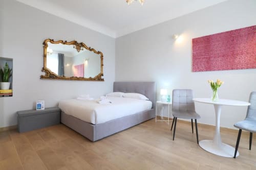 Appartamento Maison Collection Navigli presso ACasaDiImma Milano con camera da letto moderna, letto imbottito grigio, specchio ornato