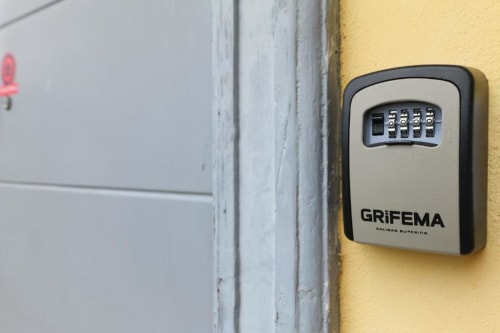 Cassetta di sicurezza Grifema montata su muro giallo nell'appartamento ACasaDiImma di Milano
