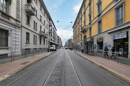 Binari del tram in via Milano con edifici gialli e bianchi, quartiere Navigli, vista esterna di appartamento