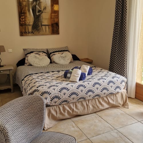 Chambre Bonifaccio au Mare e Monti Vico B&B à Vico, FR - lit confortable avec literie motif et vue sur le jardin