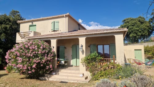 Gîte à Mare e Monti Vico avec terrasse, fleurs roses et vue sur les montagnes