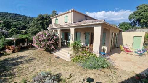 Gîte Mare e Monti à Vico avec fleurs roses, terrasse aménagée et vue sur les montagnes