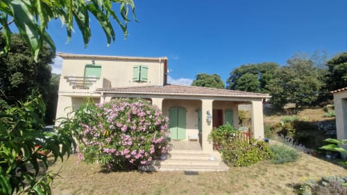 Charmant Gîte à Mare e Monti Vico avec fleurs roses, volets verts et vue sur les montagnes