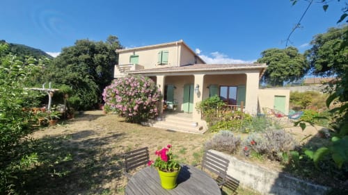 Gîte Mare e Monti à Vico avec vue sur les montagnes, fleurs en fleur et terrasse aménagée