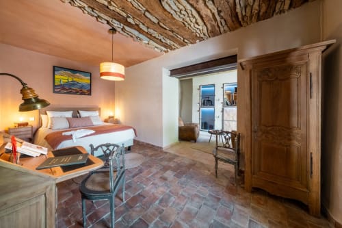 Suite le Jasmin au Gîte Le Jardin Secret à Grignan, France, avec plafond texturé, carrelage en terre cuite rustique et style moderne