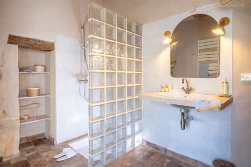Salle de bain moderne de la Suite le Jasmin au Le Jardin Secret B&B, Grignan, avec douche à l'italienne et vasque flottante en bois