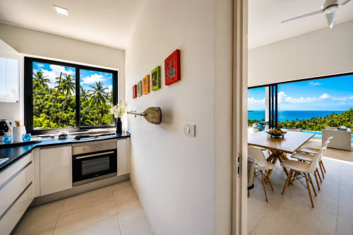 Cuisine moderne avec vue sur la mer dans la villa 3 chambres d'Indigo Villa Samui, Ko Samui, Thaïlande