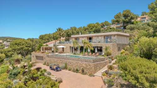Villa Luna à Jc Conciergerie à Bandol avec architecture en pierre, piscine à débordement et vue sur la Méditerranée