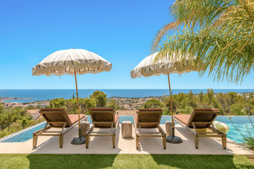 Terrasse mer Villa Luna à Jc Conciergerie, Bandol avec transats, parasols, piscine et littoral méditerranéen