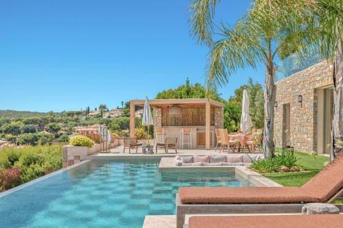 Villa Luna à Jc Conciergerie à Bandol : piscine à débordement luxueuse, pergola en bois, vue mer, paysage méditerranéen, palmiers
