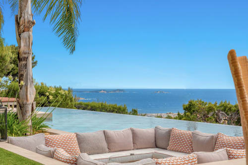 Lounge Luxury Villa Luna de Jc Conciergerie Bandol avec vue mer, piscine à débordement et littoral méditerranéen