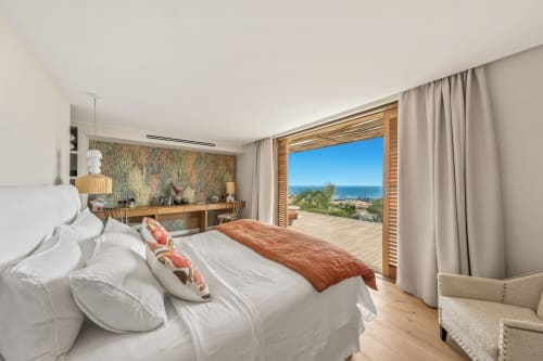 Chambre luxueuse de la villa Jc Conciergerie Bandol avec vue mer, literie blanche et terrasse panoramique sur la Méditerranée