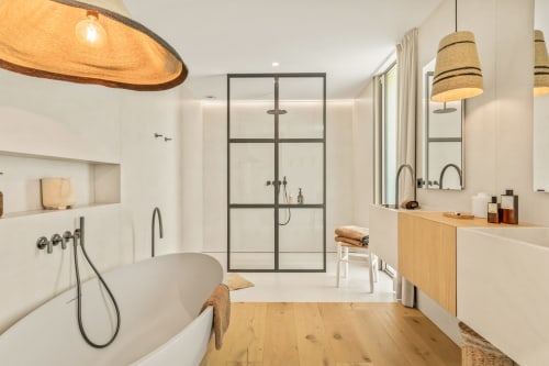 Salle de bains luxe moderne à la Villa Luna, Jc Conciergerie à Bandol avec baignoire îlot, douche à cadre noir et accents bois