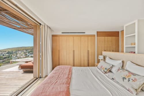 Chambre luxueuse Villa Luna à Jc Conciergerie à Bandol avec mobilier bois, vue mer et accès terrasse