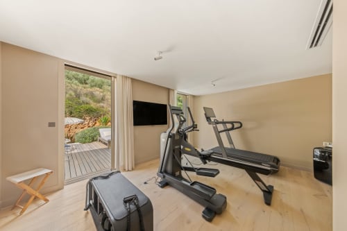 Salle de sport moderne à Villa Luna, Jc Conciergerie, Bandol avec tapis roulant, elliptique, TV et accès à la terrasse