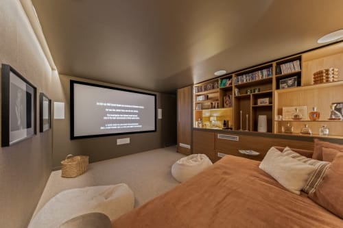 Salle de cinéma Villa Luna avec lit, étagères en bois et écran de projection à Jc Conciergerie, Bandol