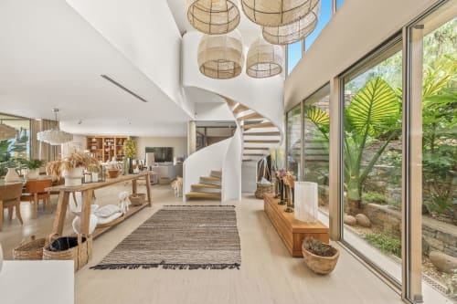 Villa moderne avec escalier hélicoïdal, luminosité naturelle et vue sur le jardin à Jc Conciergerie, Bandol