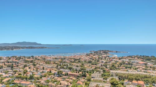 Vue aérienne de la ville côtière de Bandol avec la mer Méditerranée, villas et îles - Jc Conciergerie