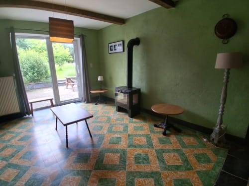 Séjour chaleureux et verdoyant avec poêle à bois aux Trois Voisins, gîte à Bourseigne-Vieille